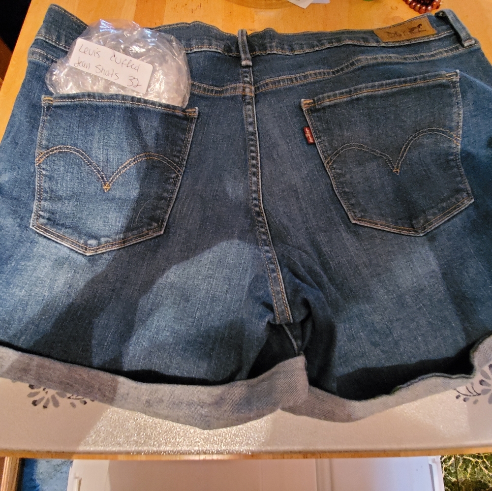LEVI CUFFED SHORTS